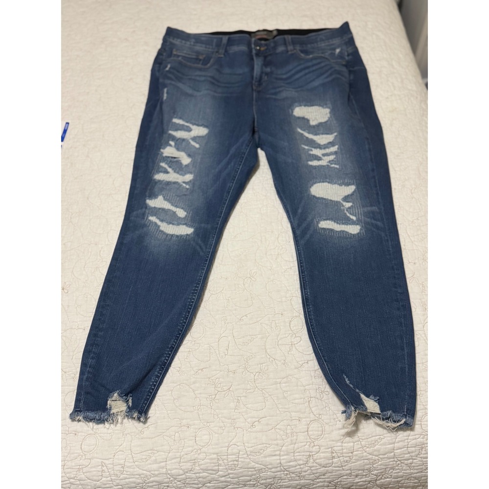 Torrid 20R Bombshell Skinny jeans 20 Regular distressed frayed hem 65%